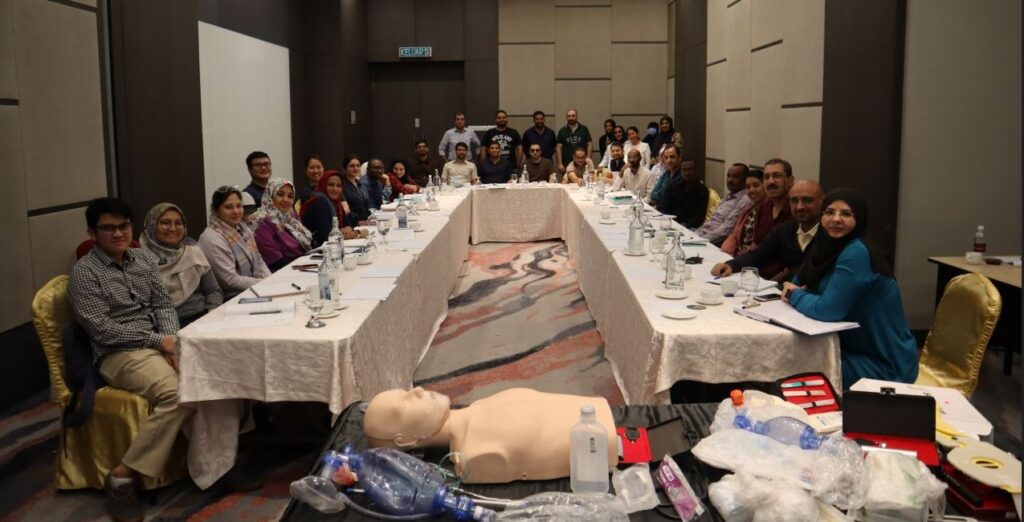 The session includes hands-on activities with medical simulation equipment, fostering teamwork, knowledge sharing, and professional growth in a collaborative environment.